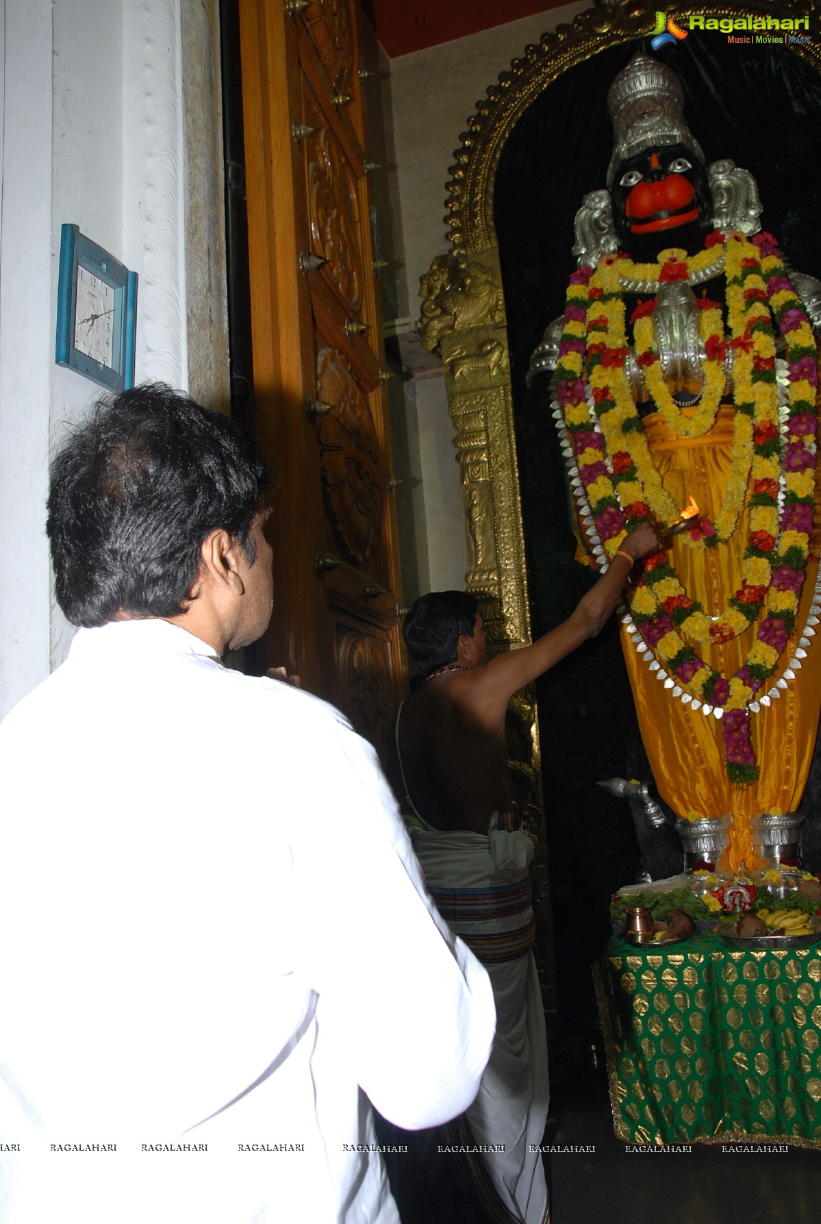 Chiranjeevi visits Film Nagar Temple