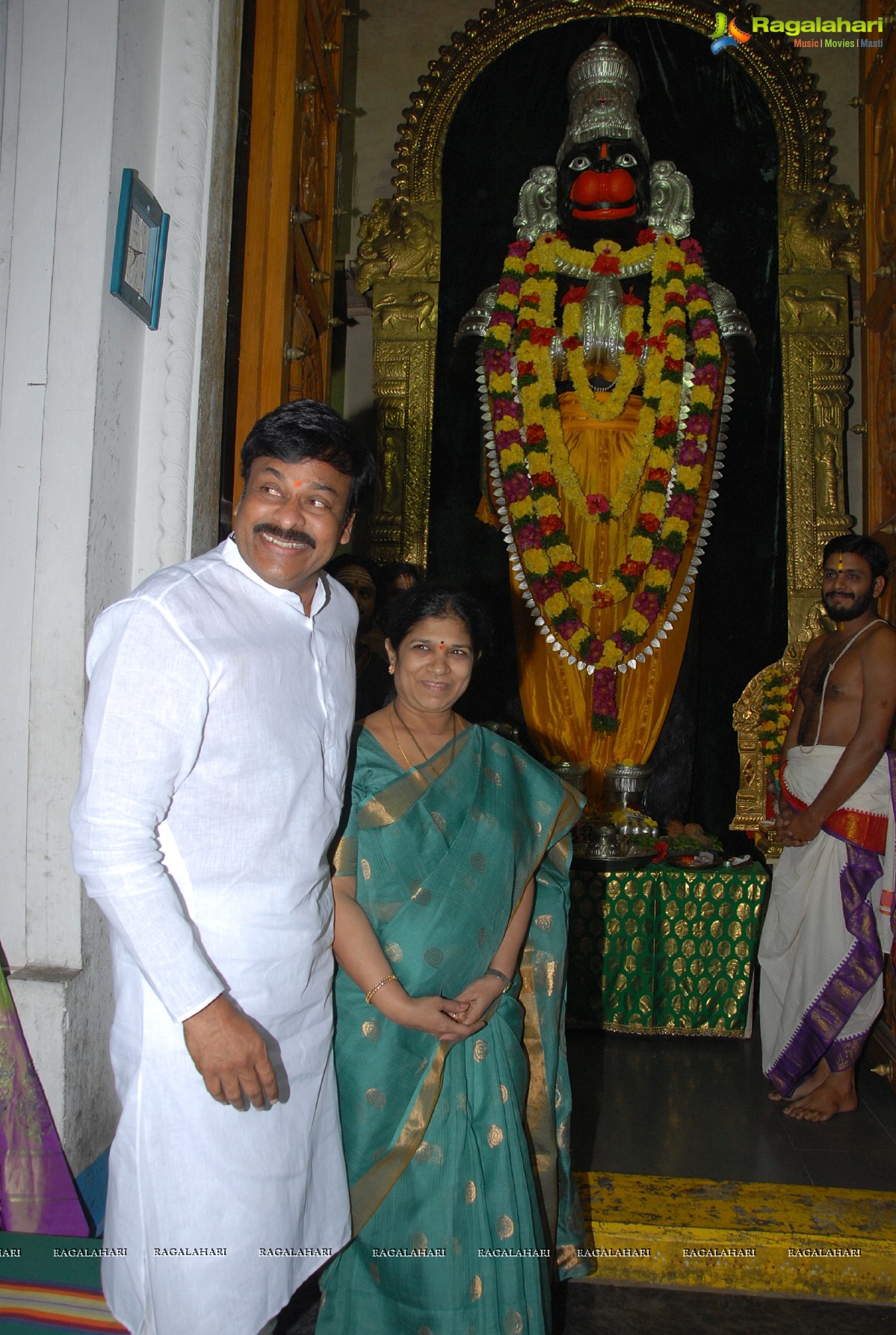 Chiranjeevi visits Film Nagar Temple