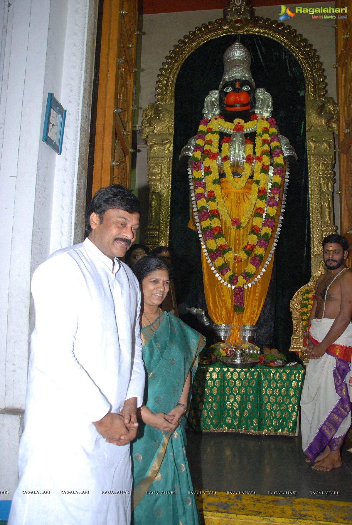 Chiranjeevi visits Film Nagar Temple