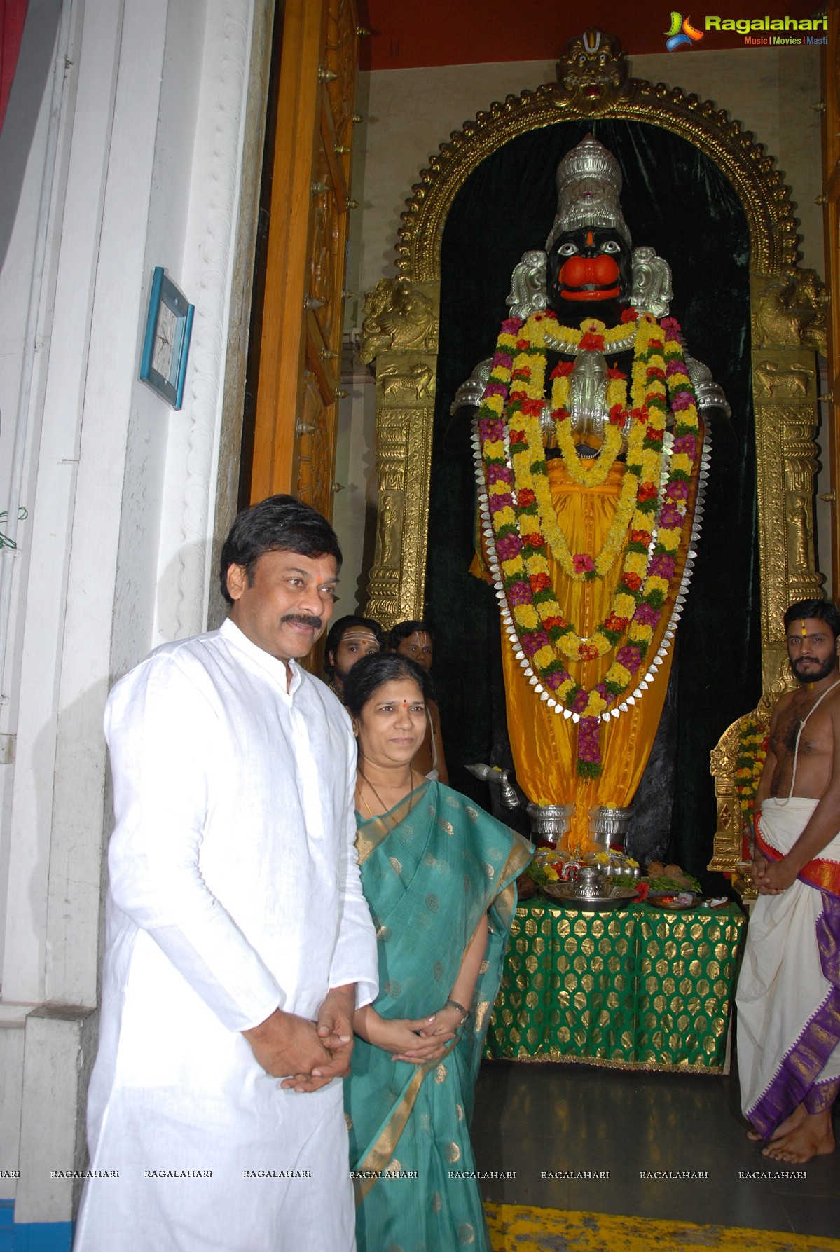 Chiranjeevi visits Film Nagar Temple