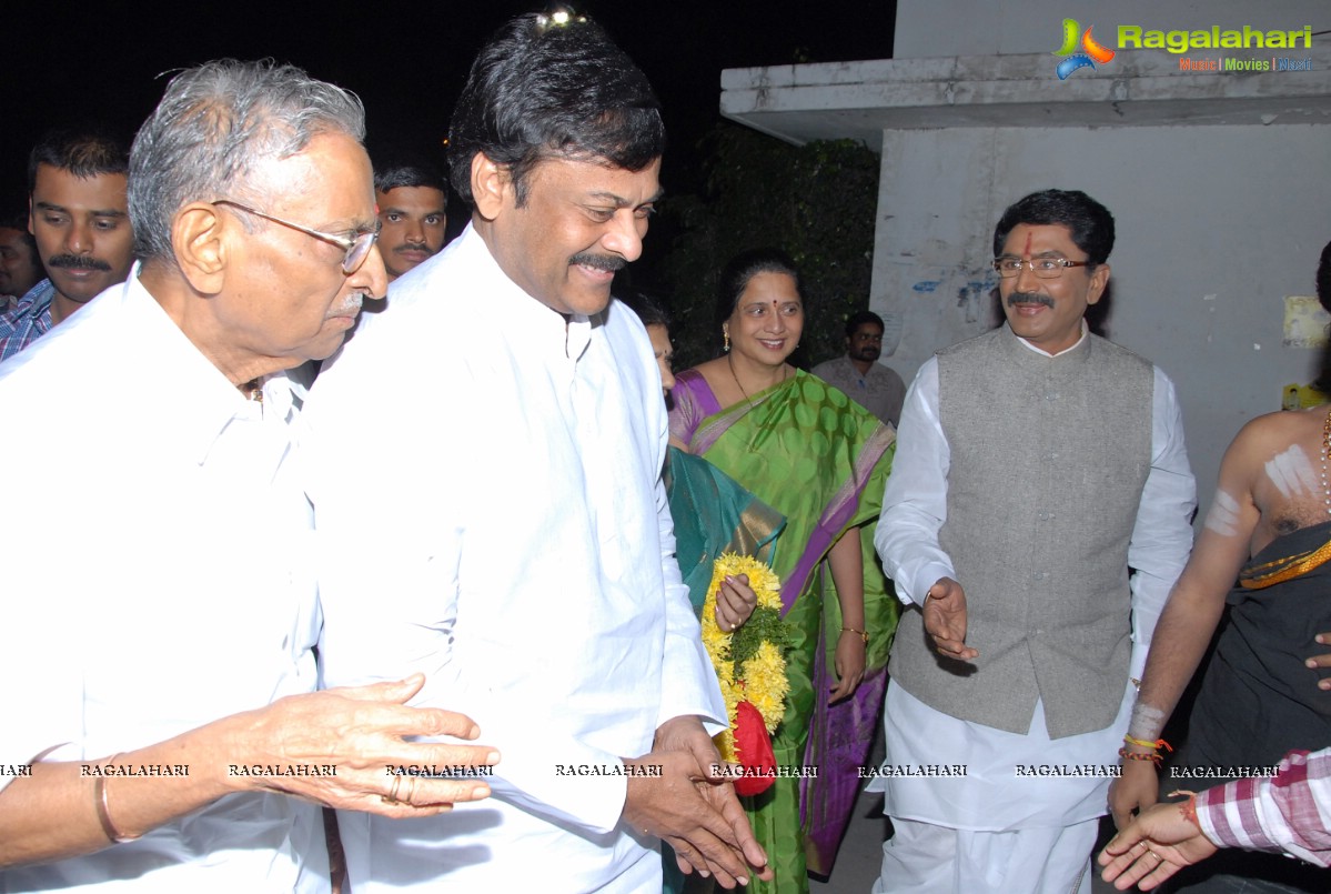 Chiranjeevi visits Film Nagar Temple