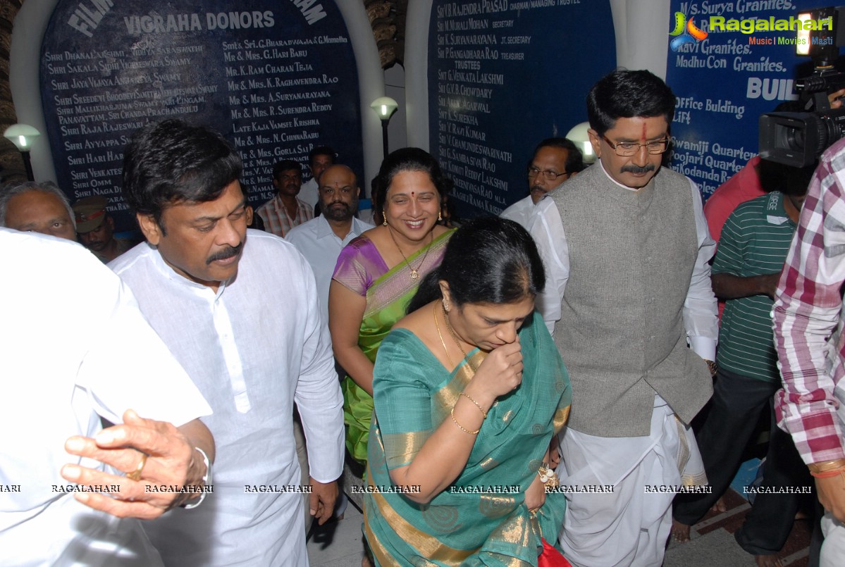 Chiranjeevi visits Film Nagar Temple