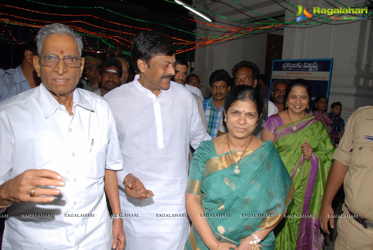 Chiranjeevi visits Film Nagar Temple