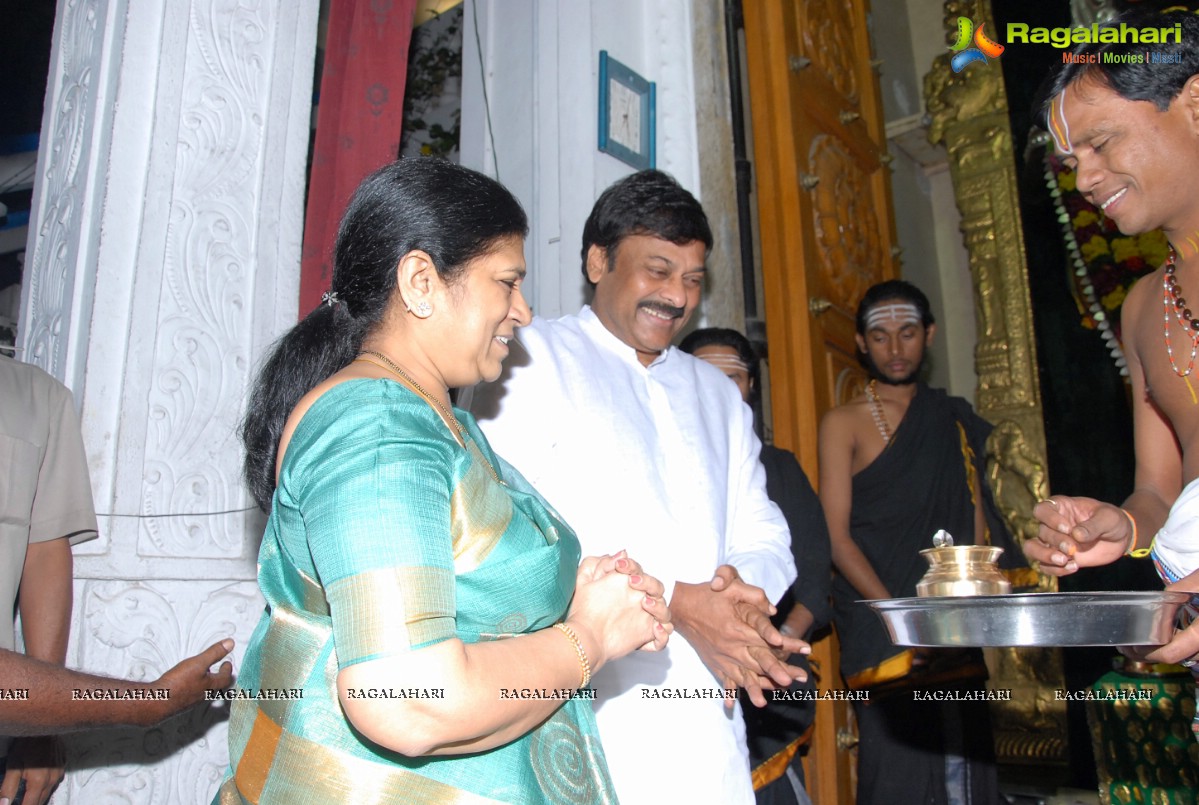 Chiranjeevi visits Film Nagar Temple