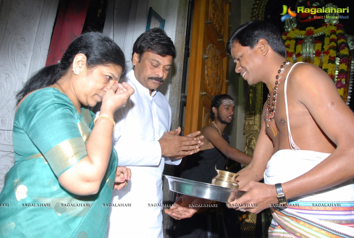 Chiranjeevi visits Film Nagar Temple