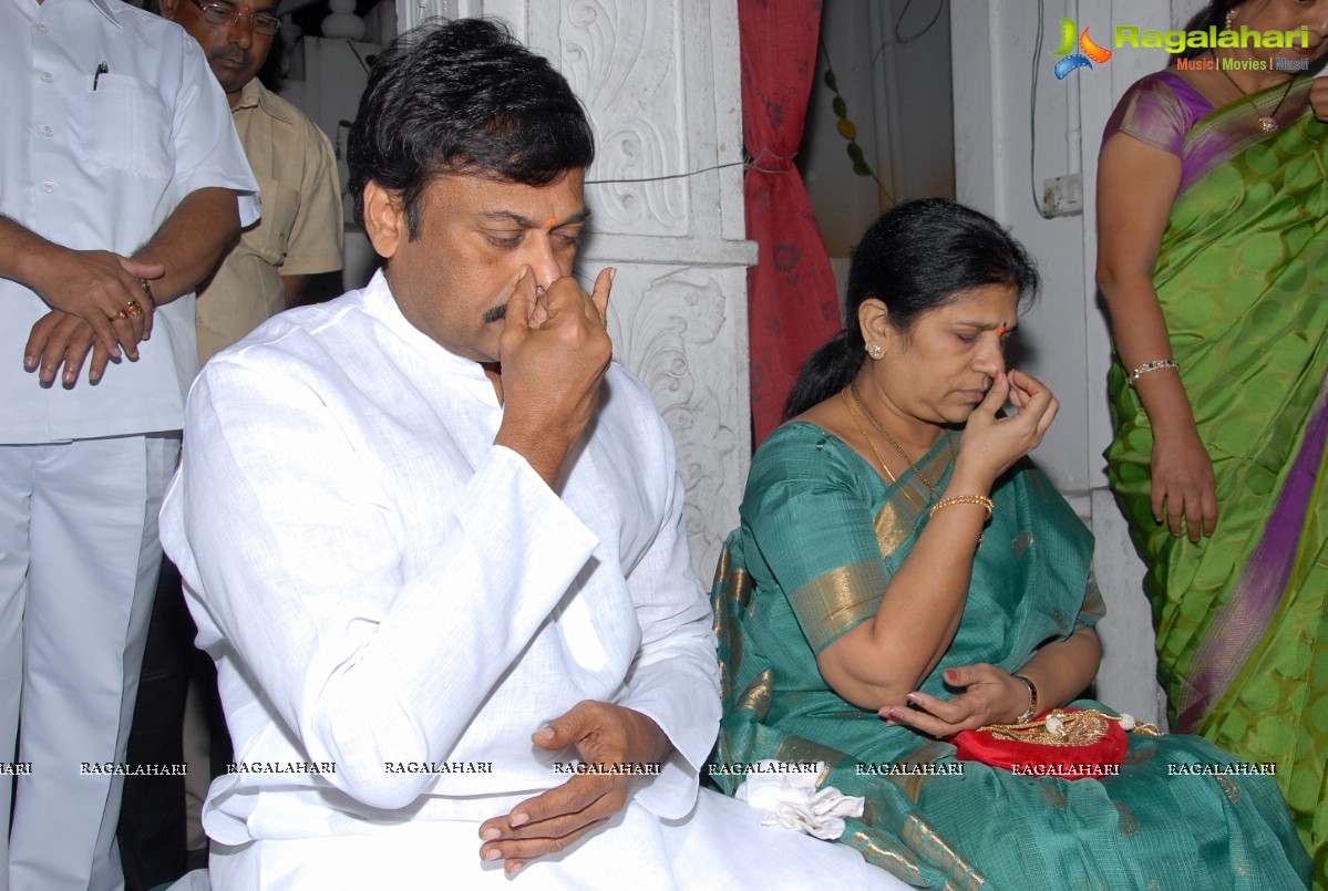 Chiranjeevi visits Film Nagar Temple