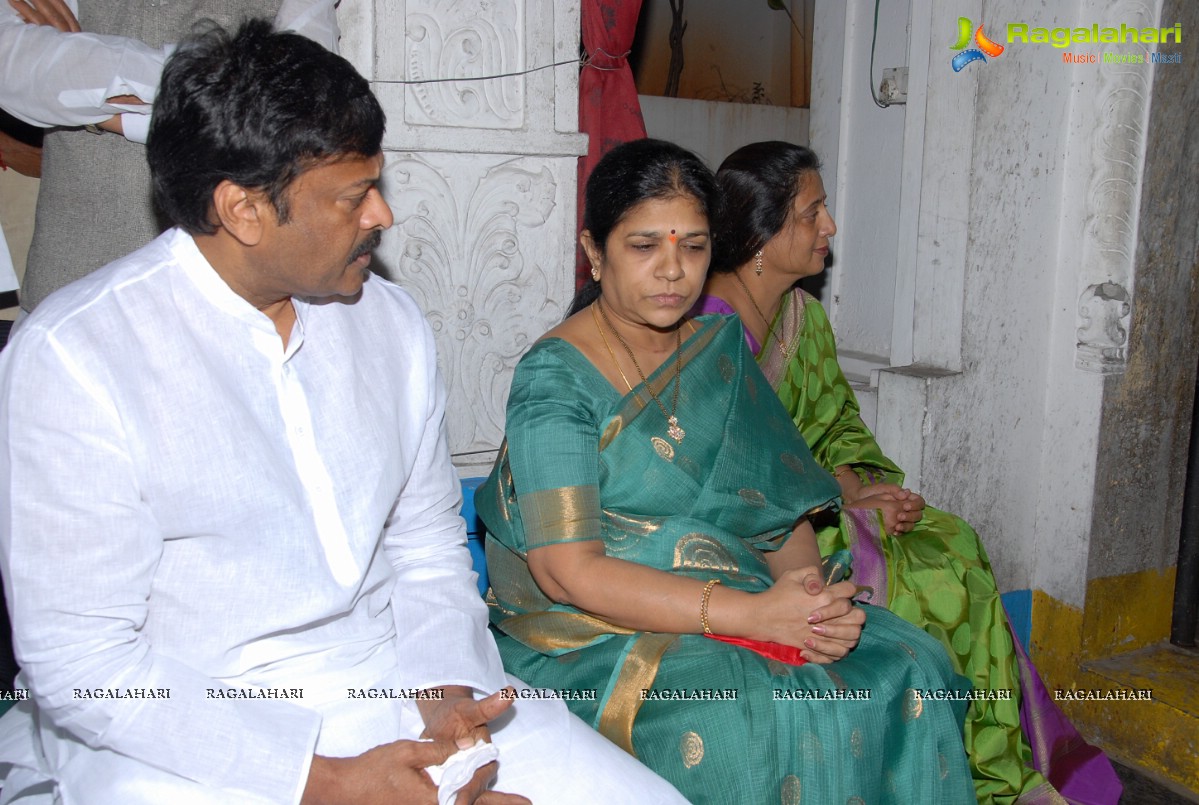 Chiranjeevi visits Film Nagar Temple