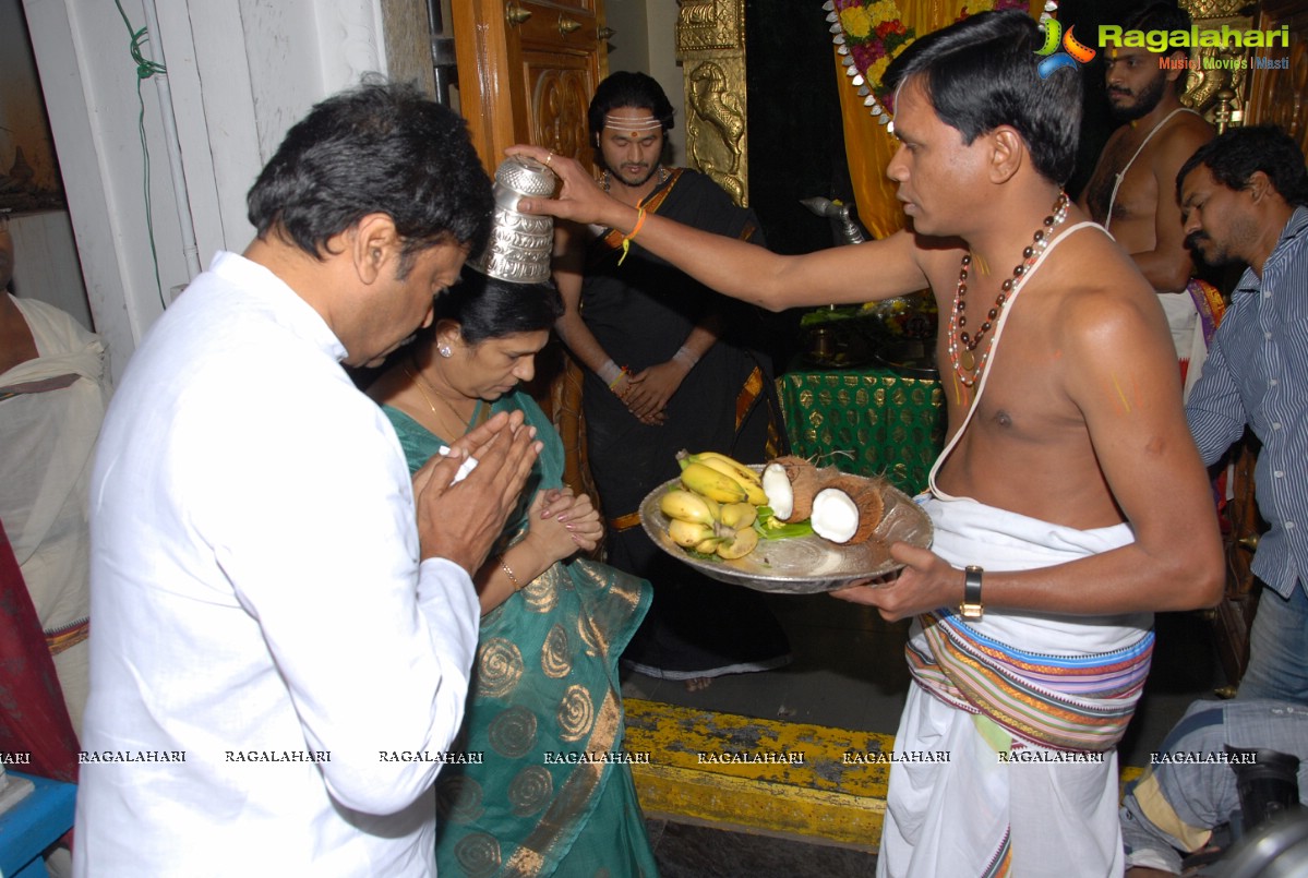 Chiranjeevi visits Film Nagar Temple