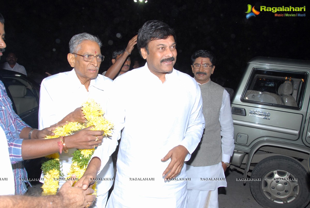 Chiranjeevi visits Film Nagar Temple