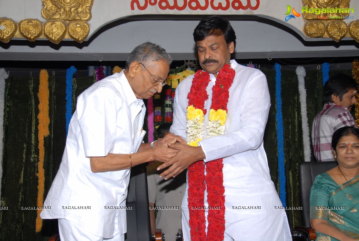 Chiranjeevi visits Film Nagar Temple