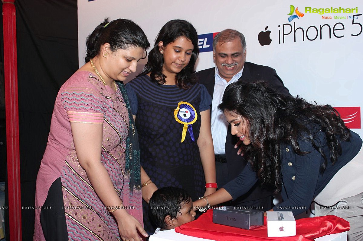 Amala Paul launches Aircel iPhone 5, Chennai