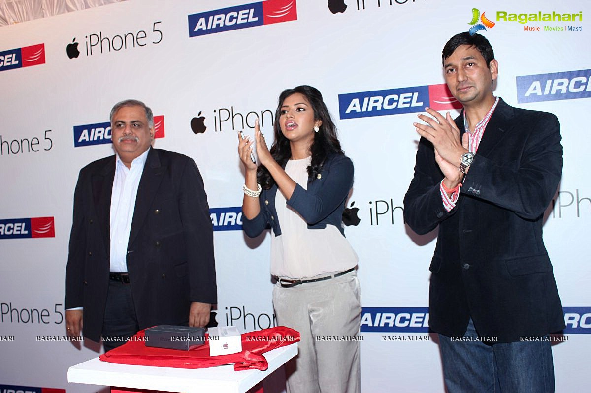 Amala Paul launches Aircel iPhone 5, Chennai