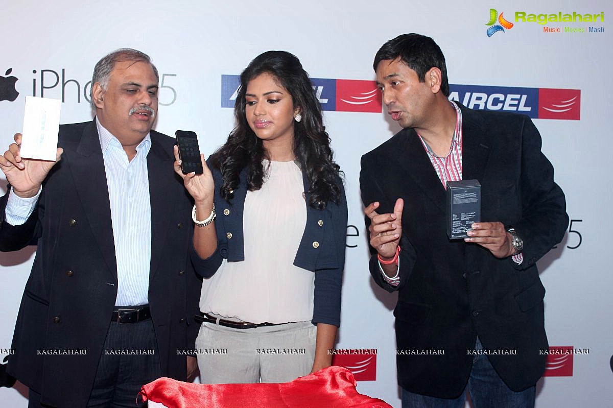 Amala Paul launches Aircel iPhone 5, Chennai