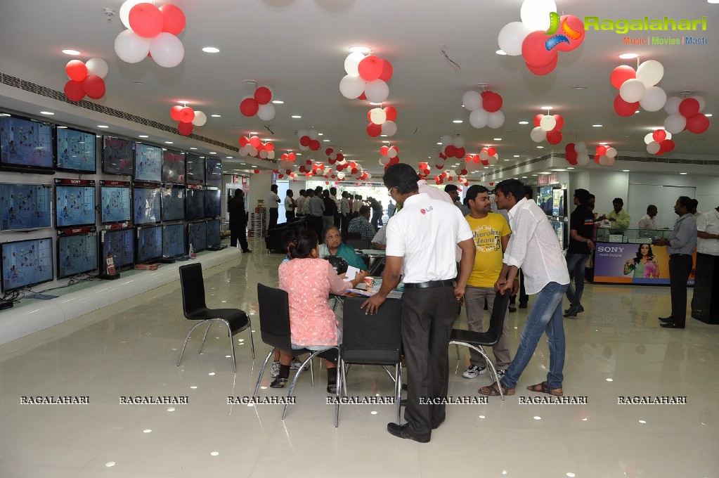 Sanjjanaa inaugurates Bajaj Electronics Showroom at Madhapur, Hyderabad