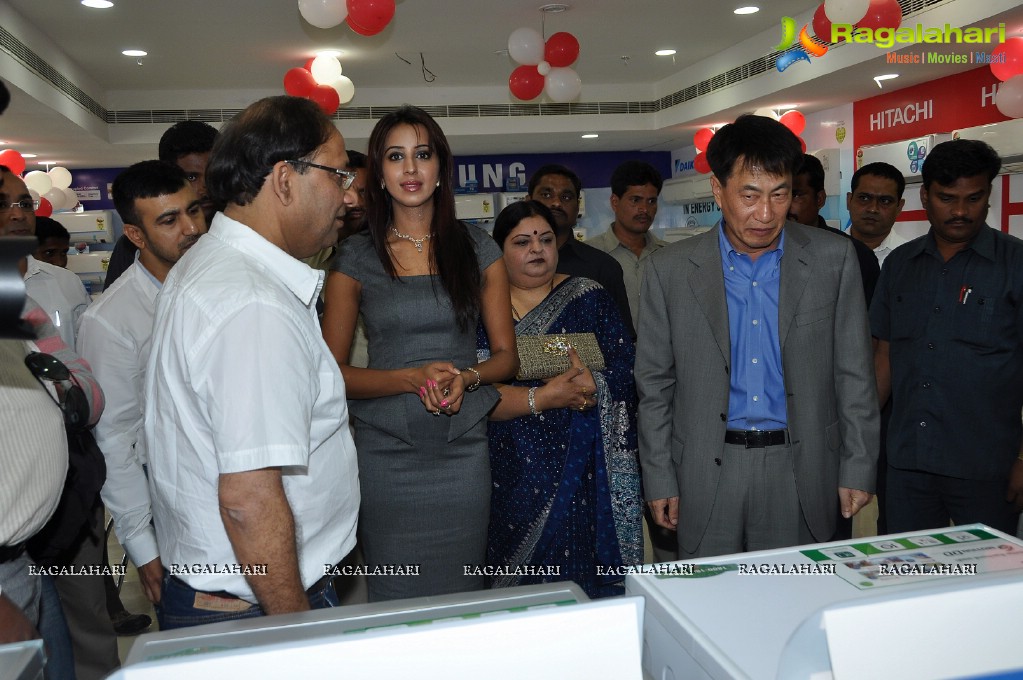 Sanjjanaa inaugurates Bajaj Electronics Showroom at Madhapur, Hyderabad