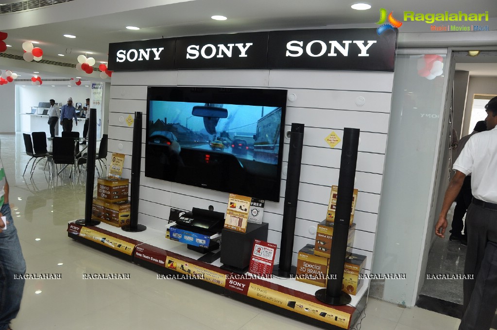 Sanjjanaa inaugurates Bajaj Electronics Showroom at Madhapur, Hyderabad