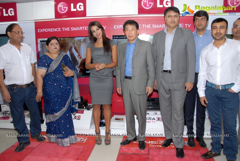 Sanjjanaa inaugurates Bajaj Electronics Showroom at Madhapur, Hyderabad