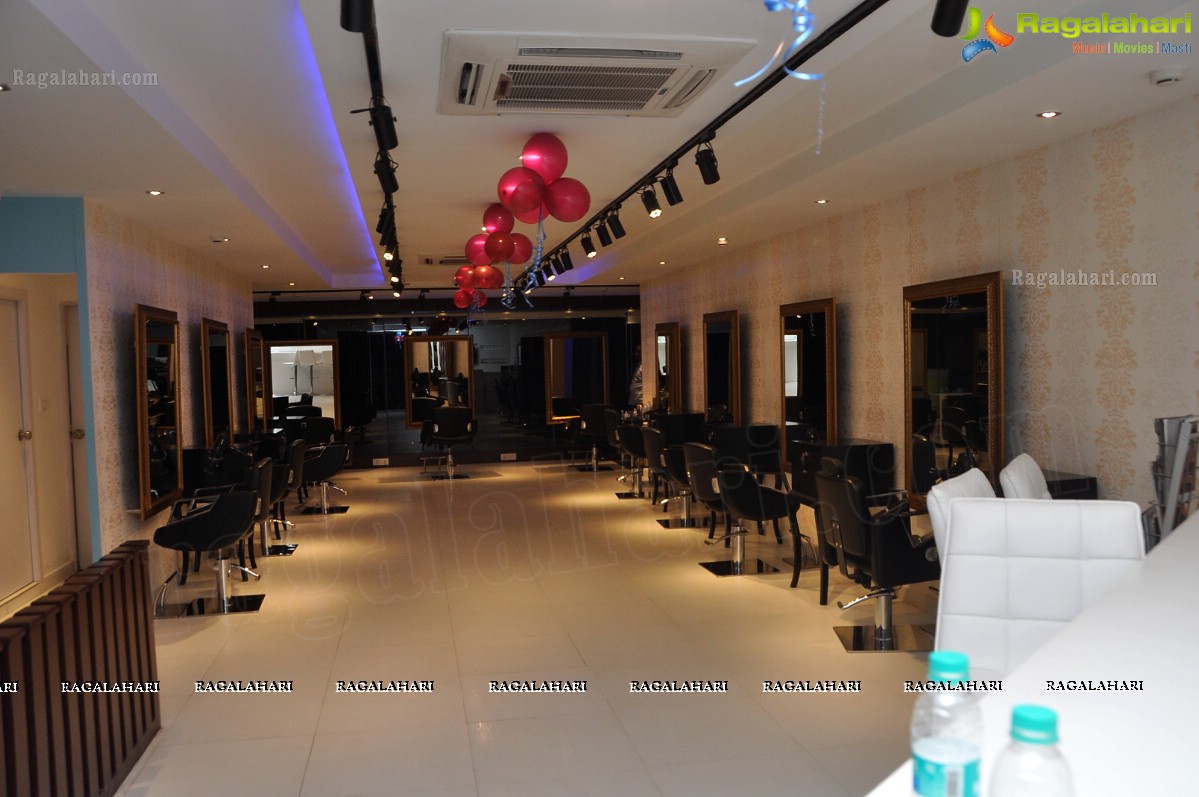 Nagarjuna launches b:blunt Salon, Hyderabad