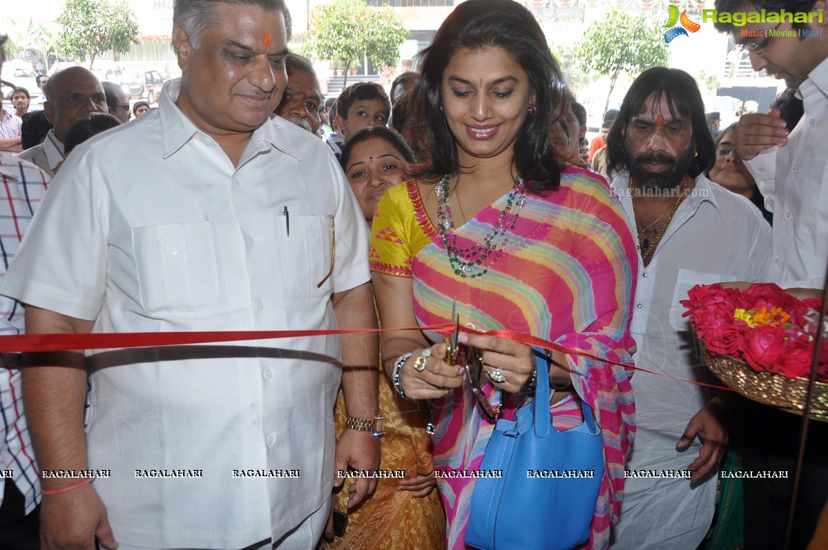 Amala Akkineni & Pinky Reddy launches Karni Jewellers, Hyderabad