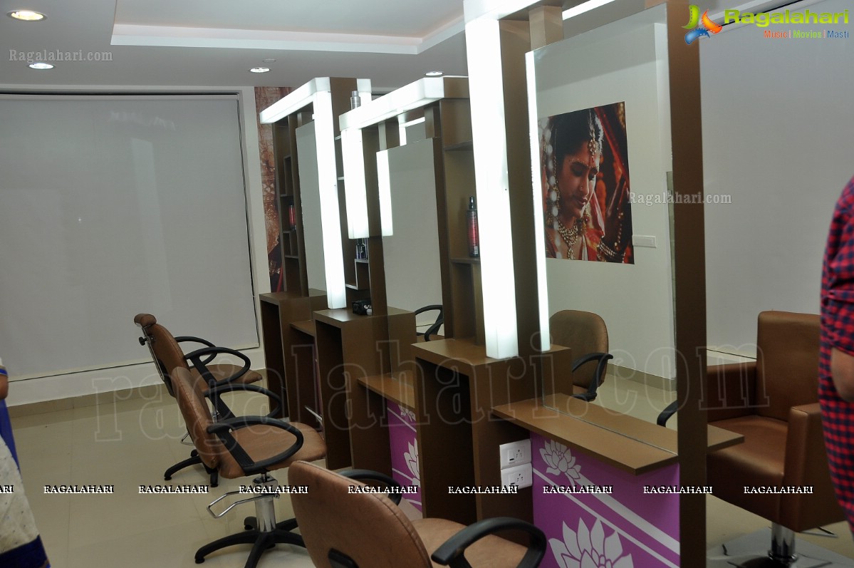 Nithya Menen inaugurates Lakme Salon at Kondapur, Hyderabad