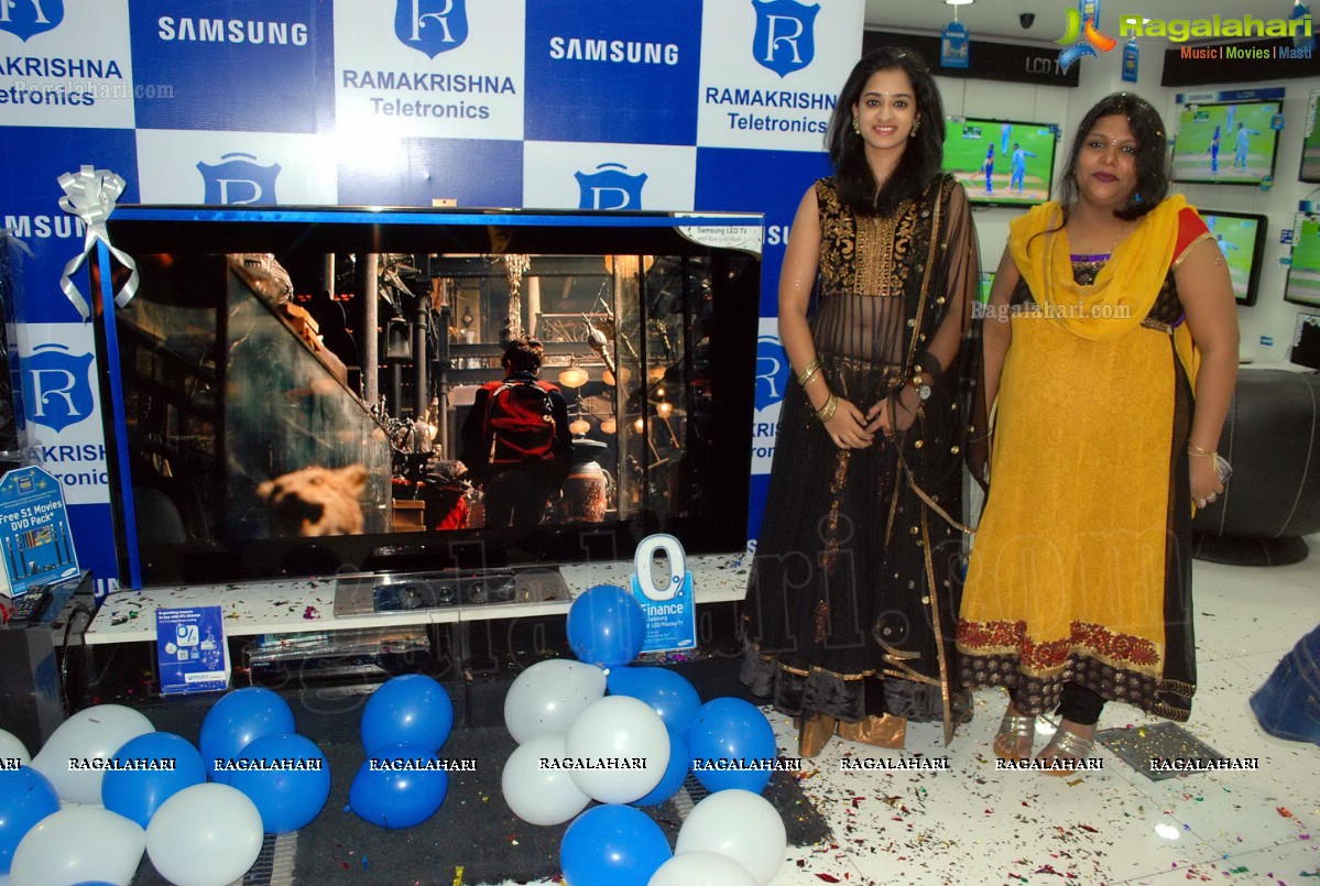 Nandita launches Samsung Giant 190.5 CM-75 Inch LED TV