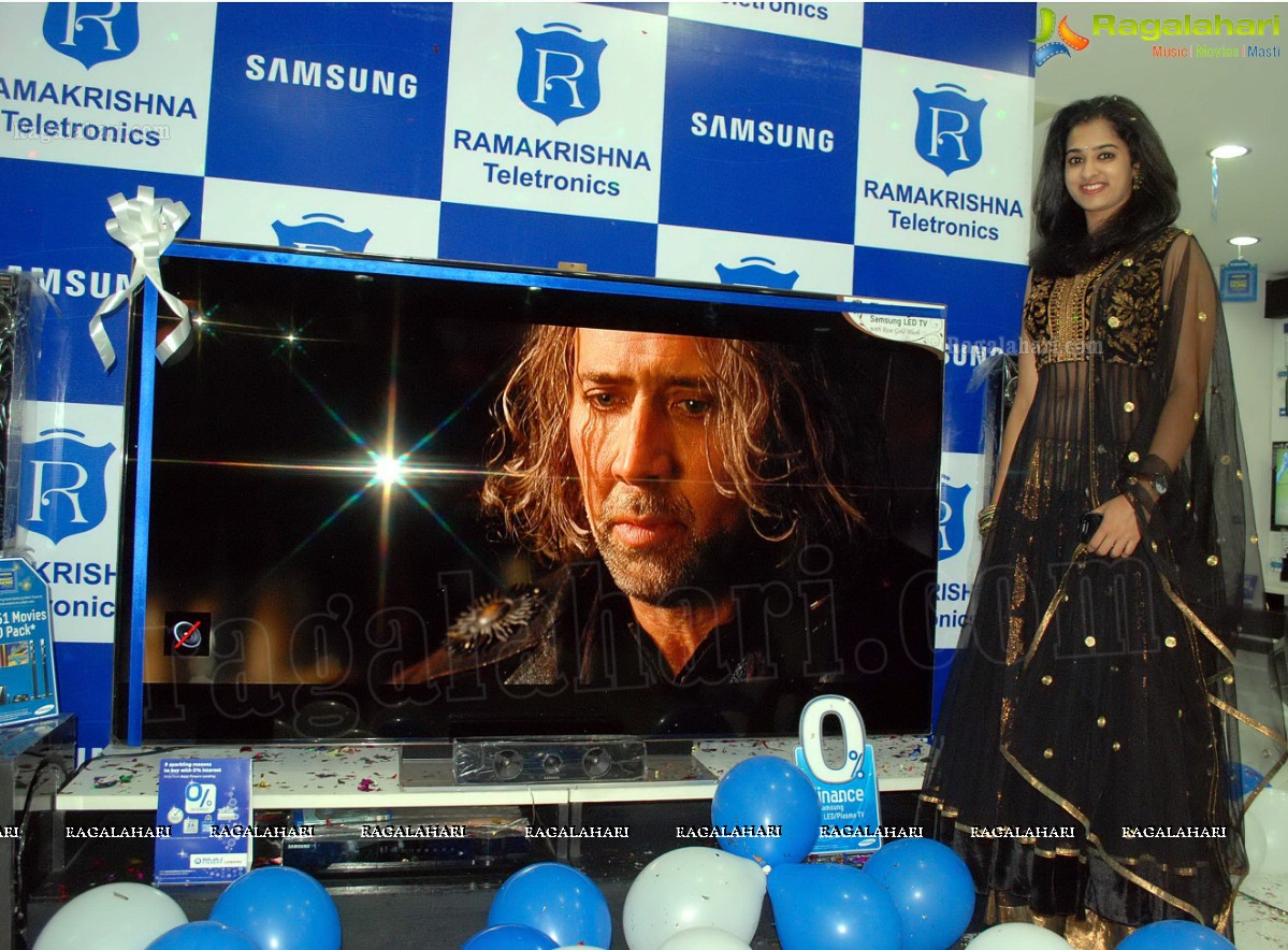 Nandita launches Samsung Giant 190.5 CM-75 Inch LED TV