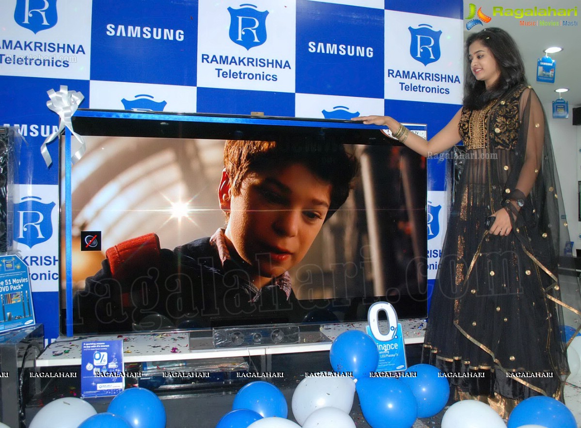 Nandita launches Samsung Giant 190.5 CM-75 Inch LED TV