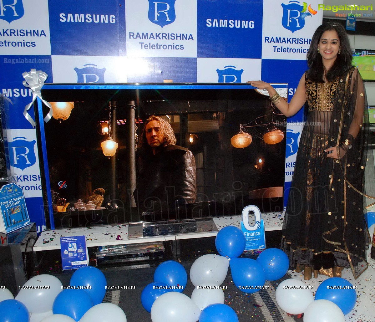 Nandita launches Samsung Giant 190.5 CM-75 Inch LED TV