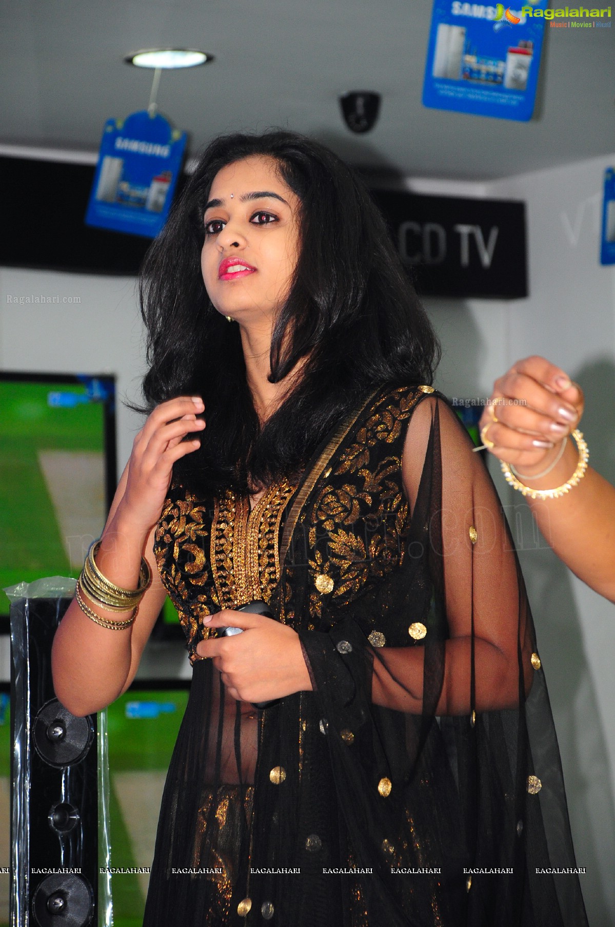 Nandita launches Samsung Giant 190.5 CM-75 Inch LED TV