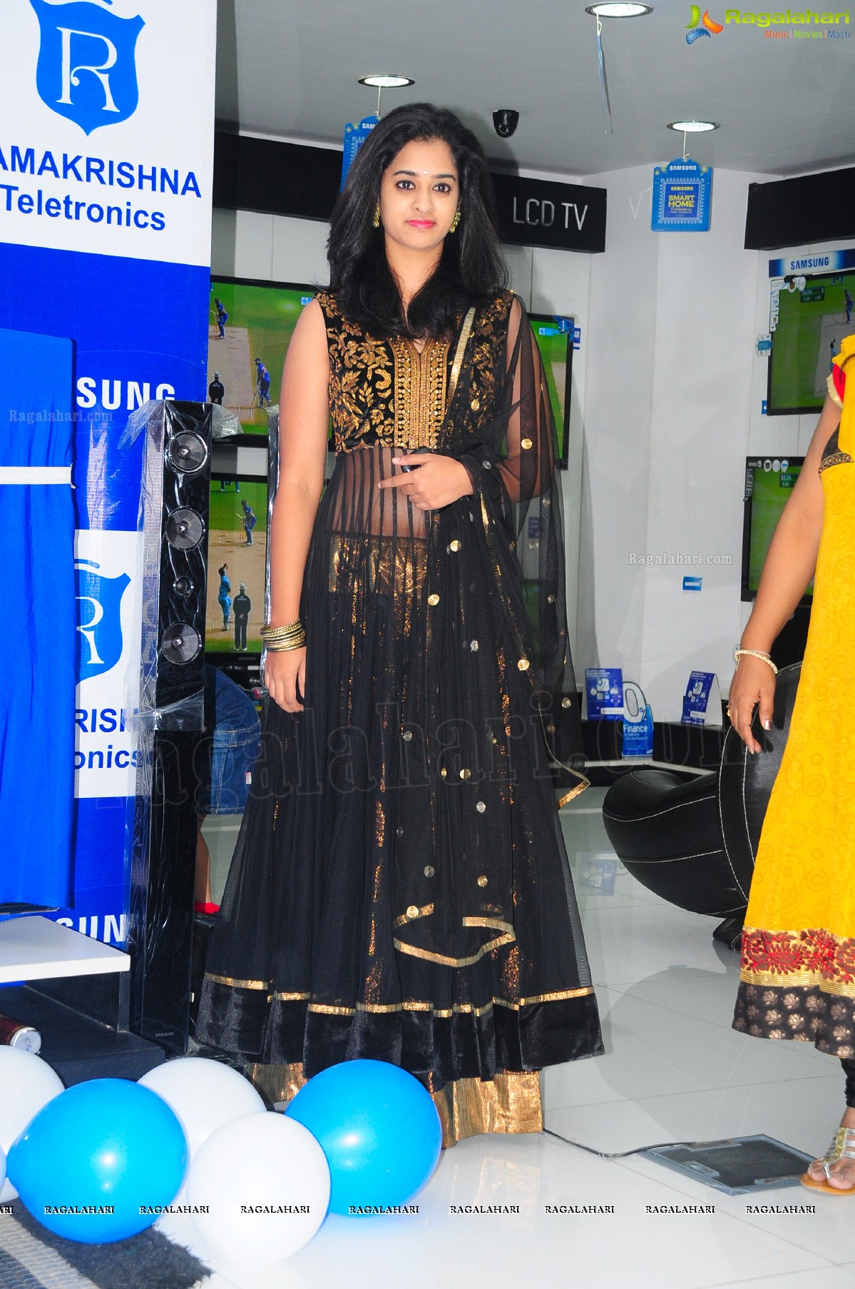 Nandita launches Samsung Giant 190.5 CM-75 Inch LED TV