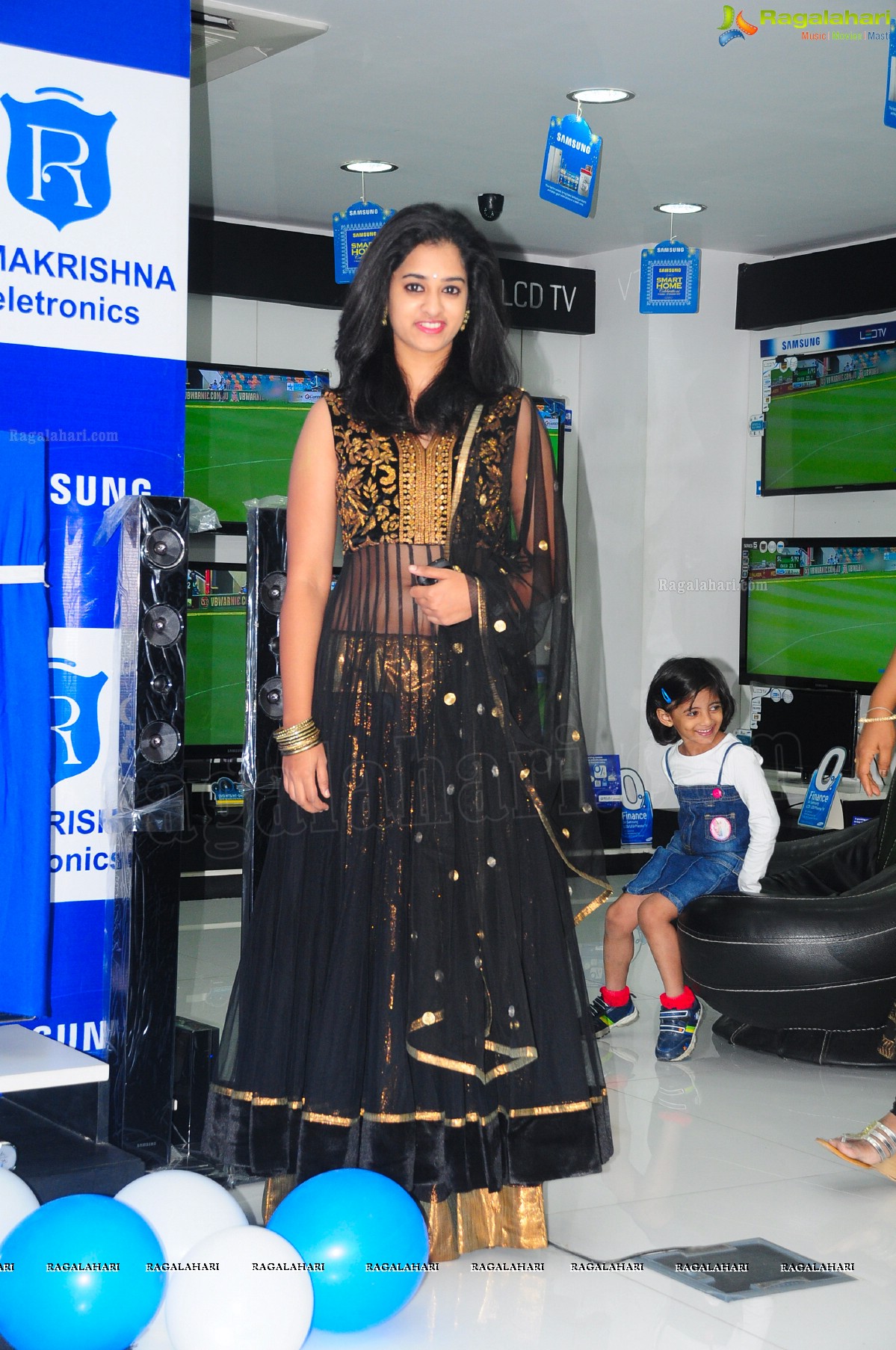 Nandita launches Samsung Giant 190.5 CM-75 Inch LED TV