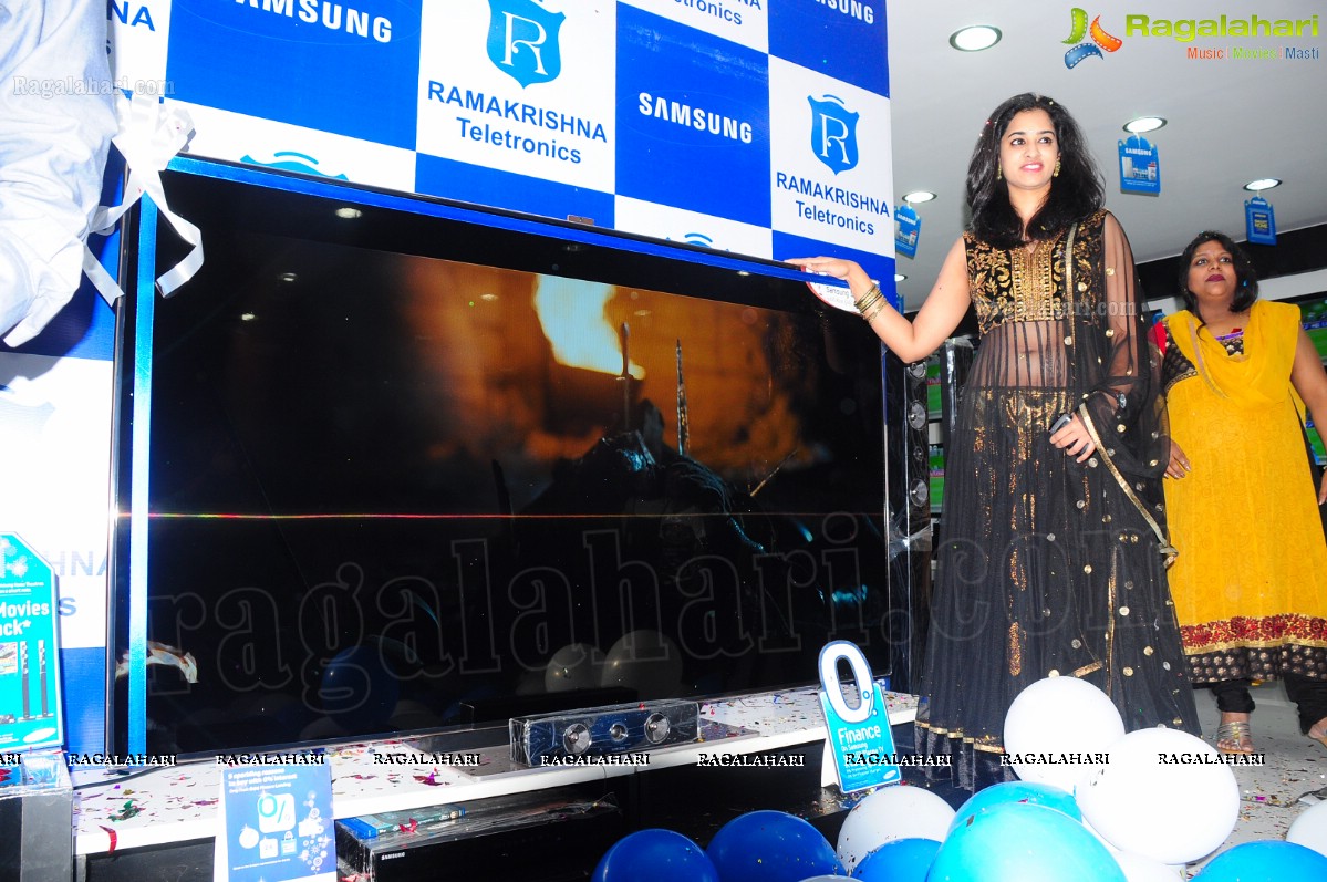 Nandita launches Samsung Giant 190.5 CM-75 Inch LED TV