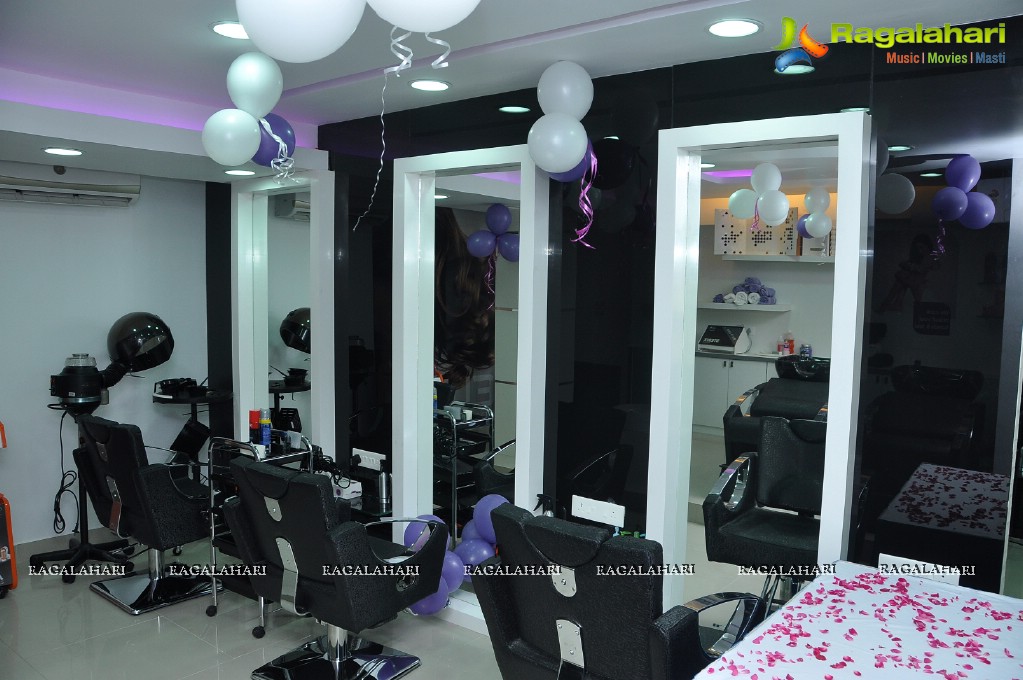 Kamana Jethmalani launches Naturals Franchise Salon, Secunderbad