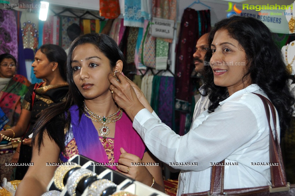 Actress Jera inaugurates Parinaya Wedding Fair, Hyderabad