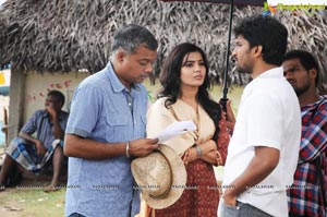 Yeto Vellipoyindi Manasu Shooting Stills