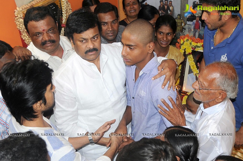 Chiranjeevi-Ram Charan consoles Venkatesh Yadav Family