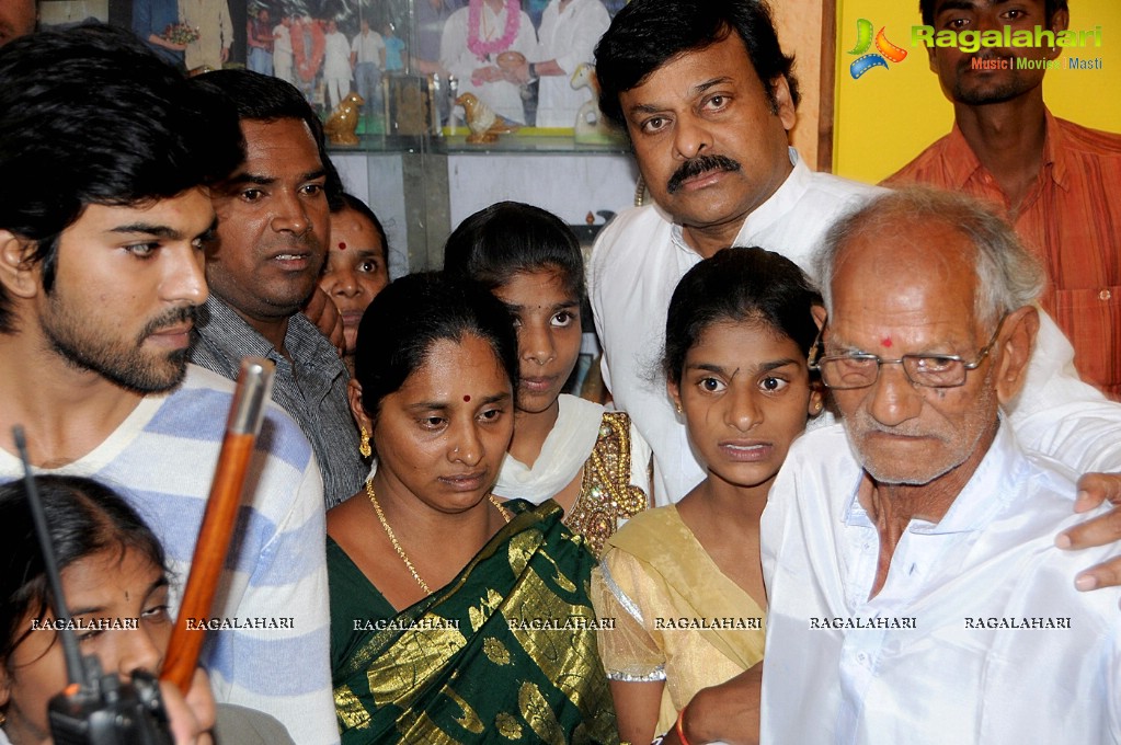 Chiranjeevi-Ram Charan consoles Venkatesh Yadav Family