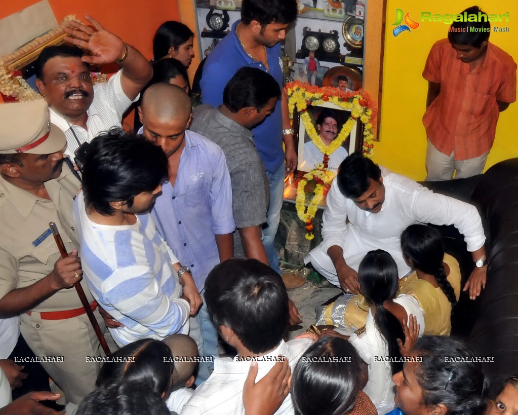 Chiranjeevi-Ram Charan consoles Venkatesh Yadav Family