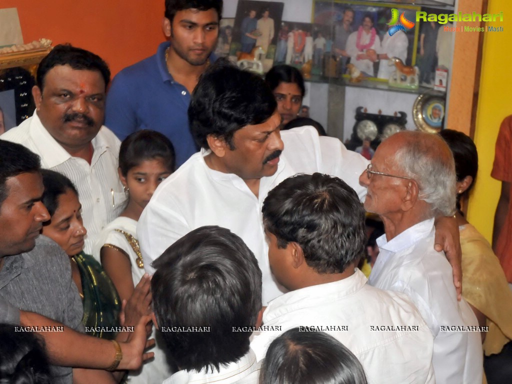 Chiranjeevi-Ram Charan consoles Venkatesh Yadav Family
