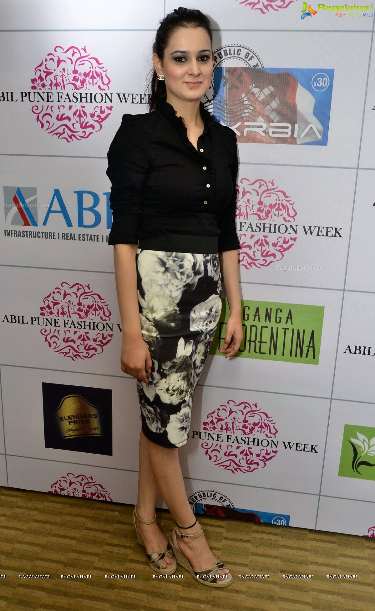 Mugdha Godse walked the ramp for Designer Nitya Bajaj at 'Pune Fashion Week 2013'