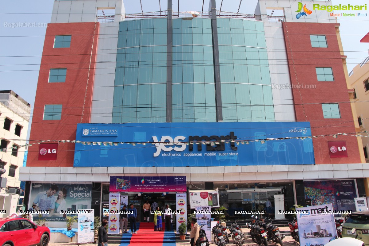 Ram-Leela Promotion at Yes Mart, Hyderabad