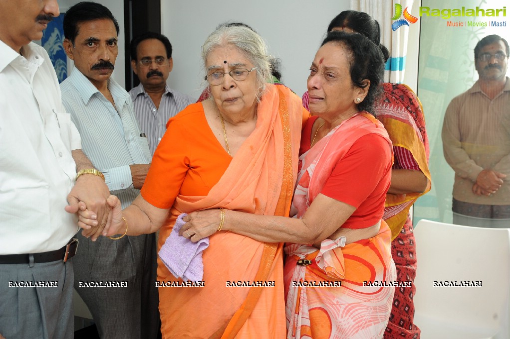 Celebs Pay Homage to Jamuna's Husband Juluri Ramana Rao