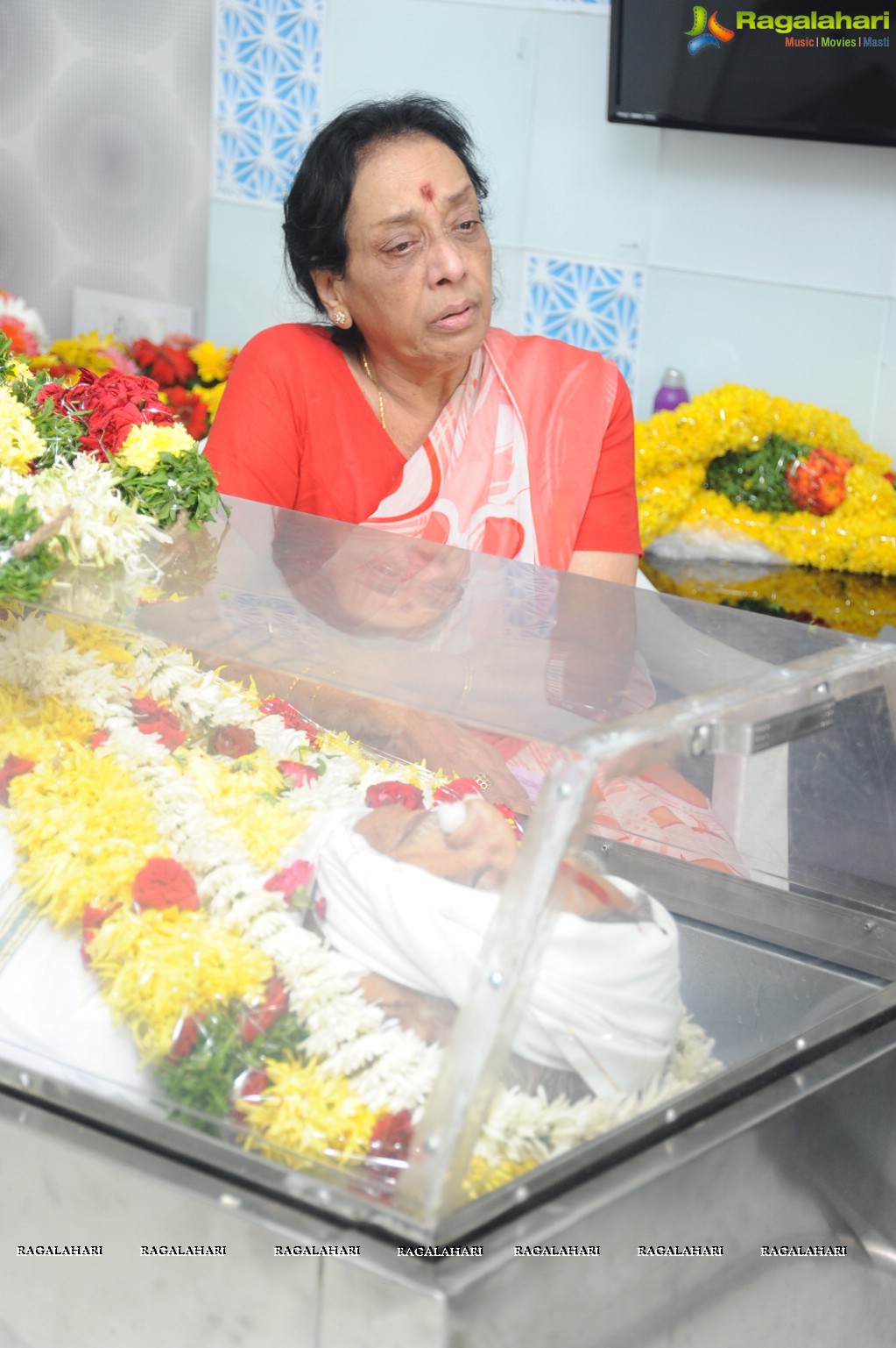 Celebs Pay Homage to Jamuna's Husband Juluri Ramana Rao