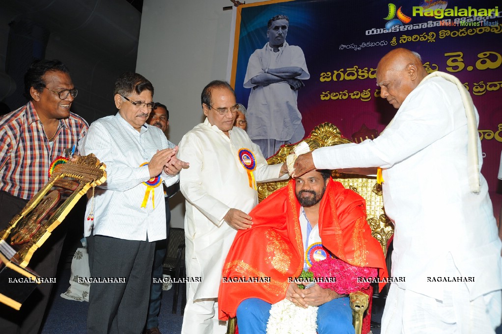 Presentation of KV Reddy Award to Director Sukumar