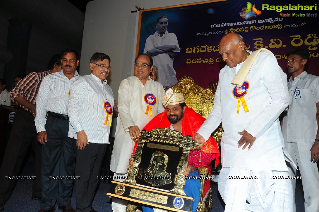 Presentation of KV Reddy Award to Director Sukumar