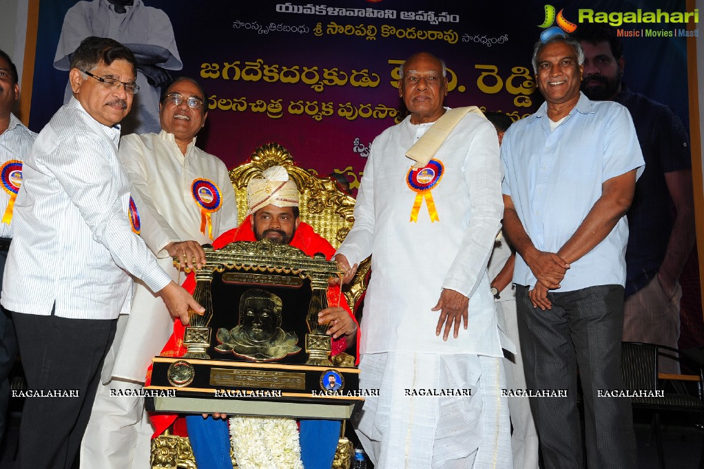 Presentation of KV Reddy Award to Director Sukumar