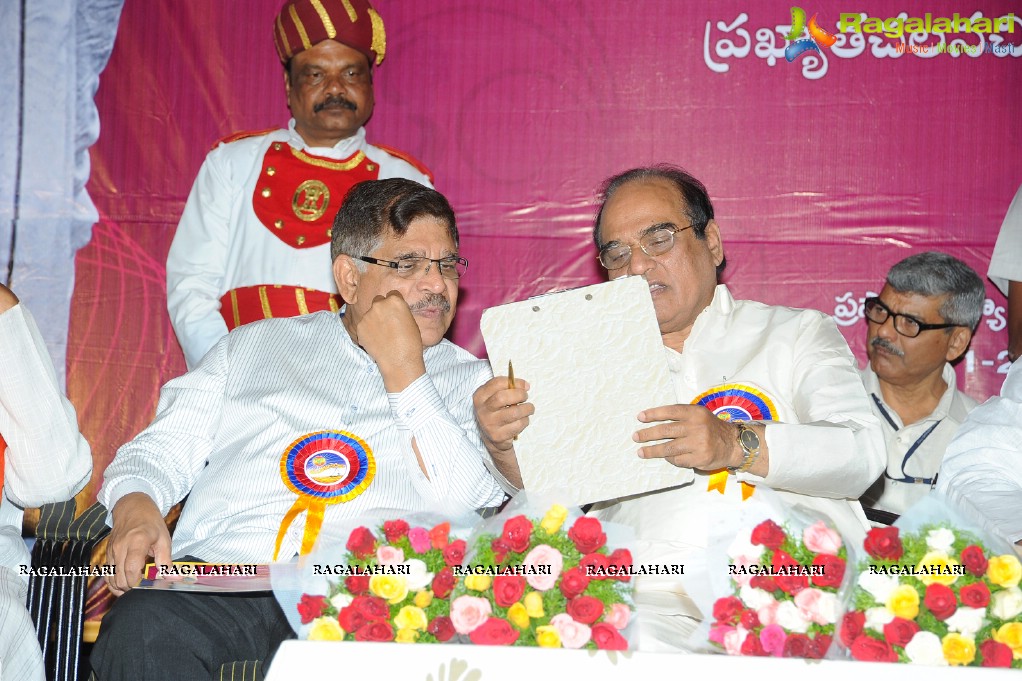 Presentation of KV Reddy Award to Director Sukumar