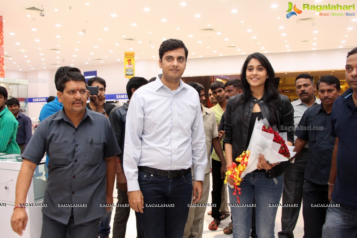 Regina announced the Lucky Winner of Bajaj Electronics at Forum Mall, Hyderabad