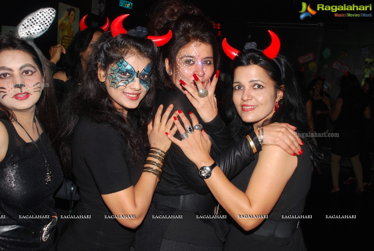 Halloween Charmers Style Hosted by Paavani & Richil at Tap Quench Bar