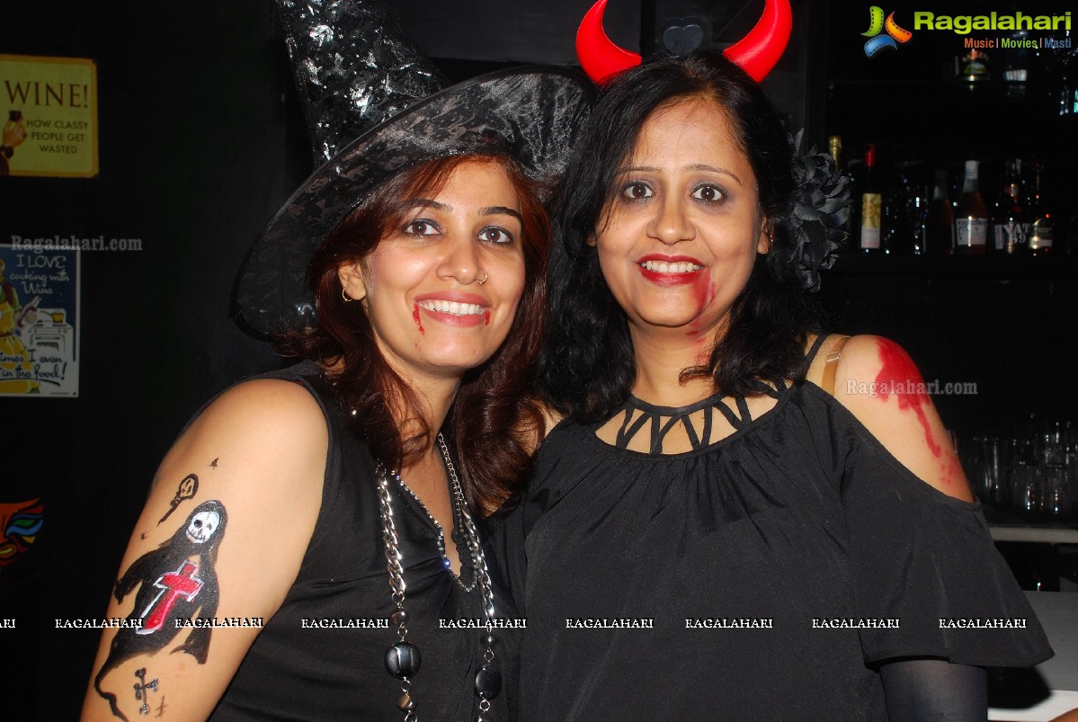 Halloween Charmers Style Hosted by Paavani & Richil at Tap Quench Bar